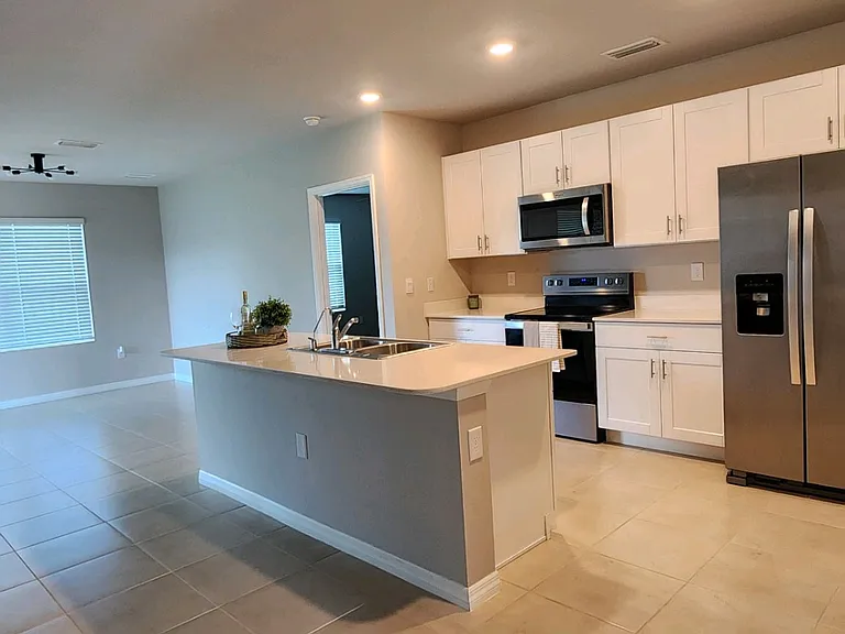 1437 NW 31st Pl — Photo 6