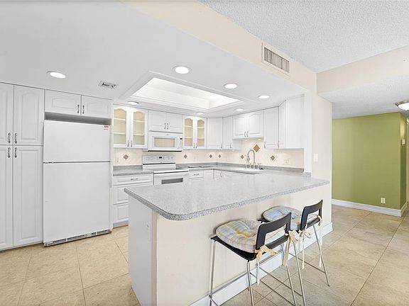 2nd image of 220 BELLEVIEW BOULEVARD #601