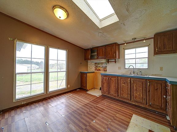 5th image of 140 Middle Brook Dr