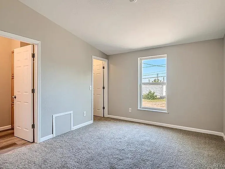 970 Moss St — Photo 5