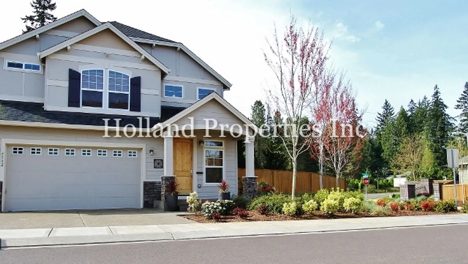 Spacious 4-Bedroom Hillsboro Home with New HVAC, Gas Fireplace & Prime Location — Photo 1