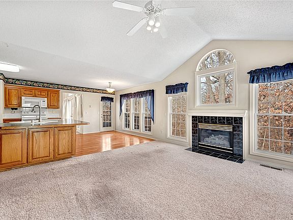3rd image of 20 Farnham Dr