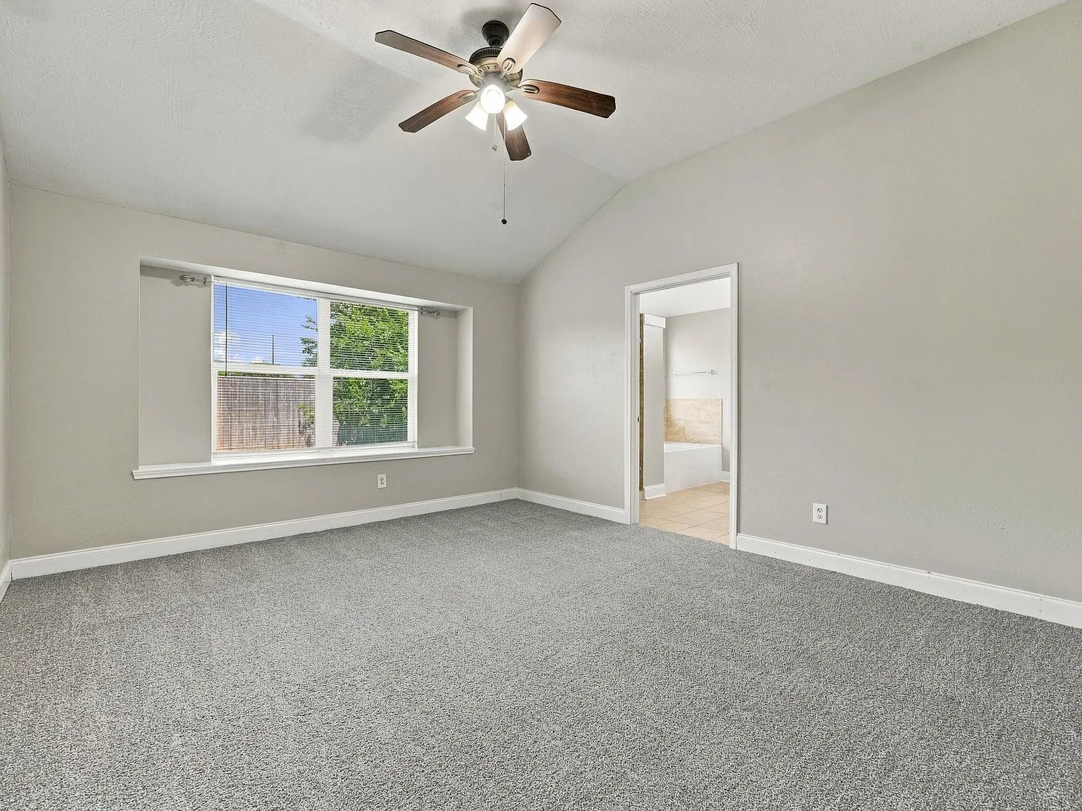 3 bed, 2.0 bath, 1980 sqft, $2,100 — Photo 3