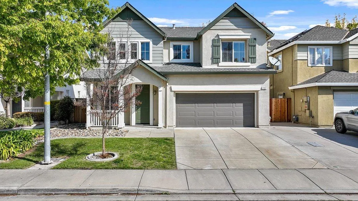 727 Harold Smith Dr photo 1