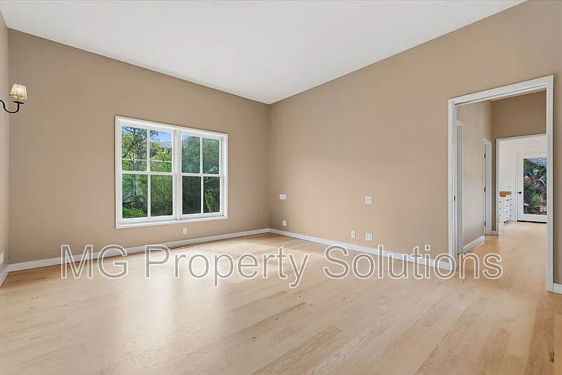 3 bed, 2.0 bath, 3066 sqft, $8,800 — Photo 4