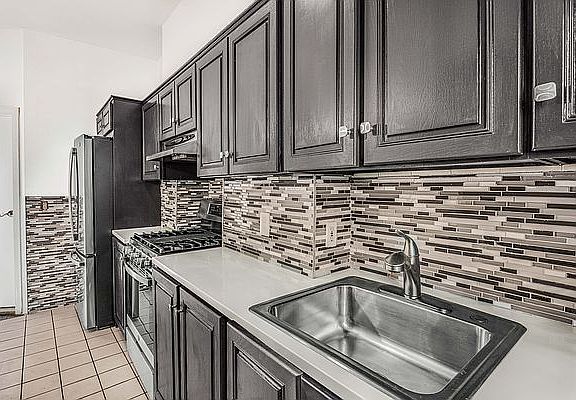 5th image of 240 Nassau Ave #1
