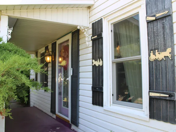 153 S Apple St, Farmington, IL 61531