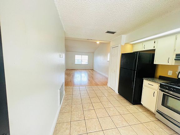 4th image of 835 Orchid Springs Dr #835