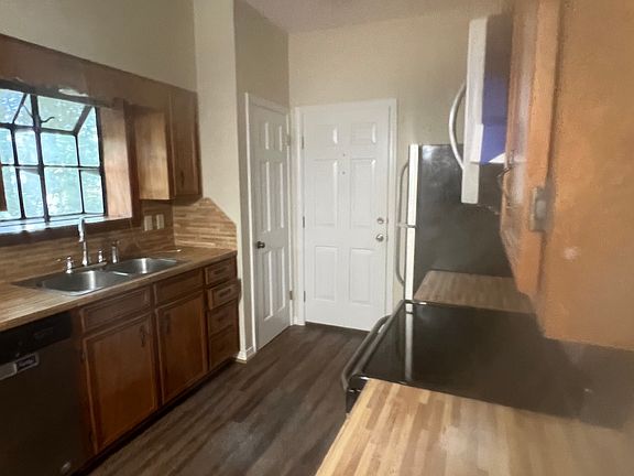 5th image of 251 Ethel St