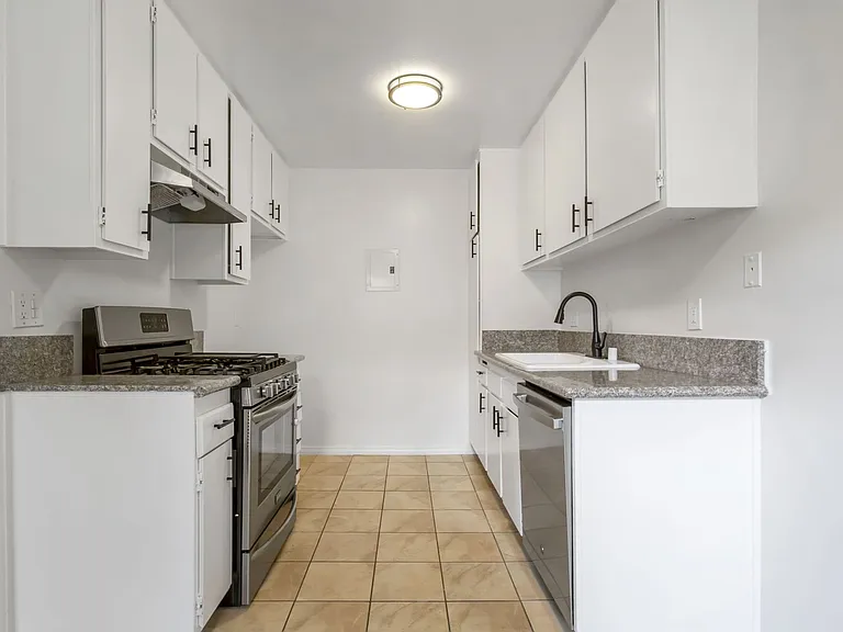 Chatsworth Rent This Now — Photo 11
