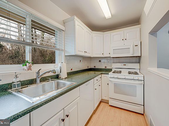 4th image of 212 N Gordon St