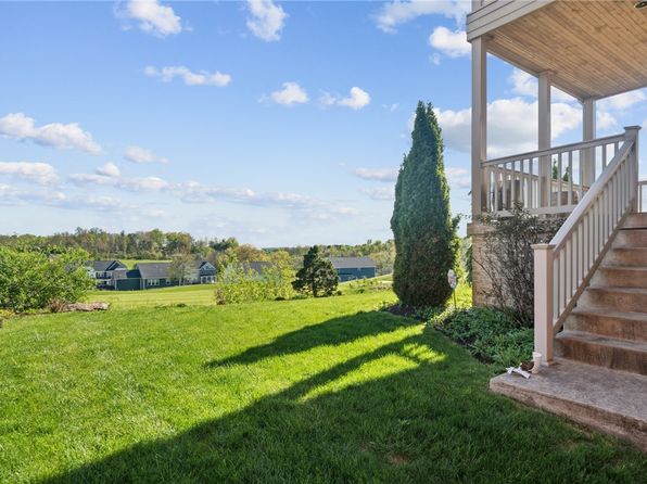 1043 Blackthorne Dr, Jeannette, PA 15644
