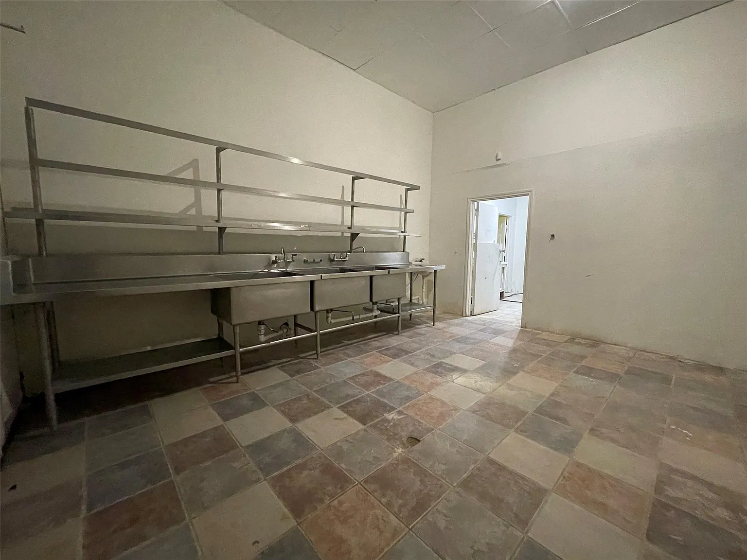 6 bed, 3.0 bath, 10028 sqft, $5,000 — Photo 4