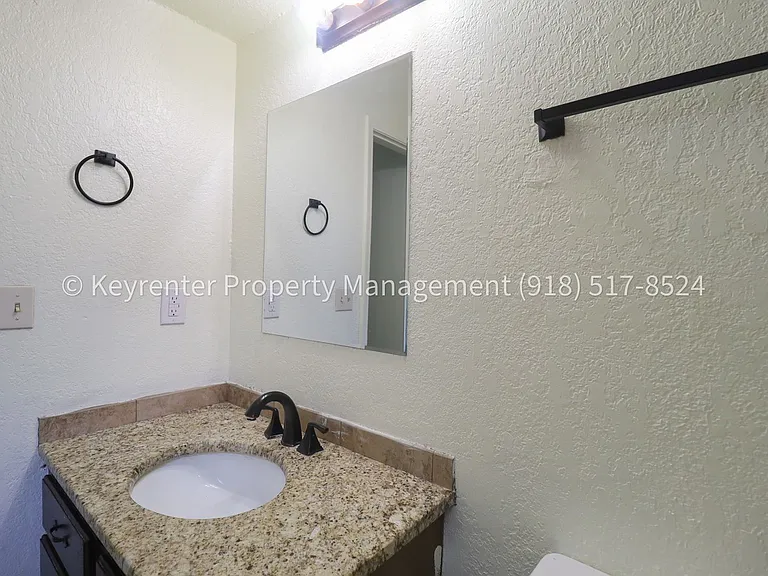 1359 E 60th St Duplex — Photo 27