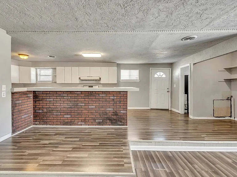 545 SW 46th St — Photo 8