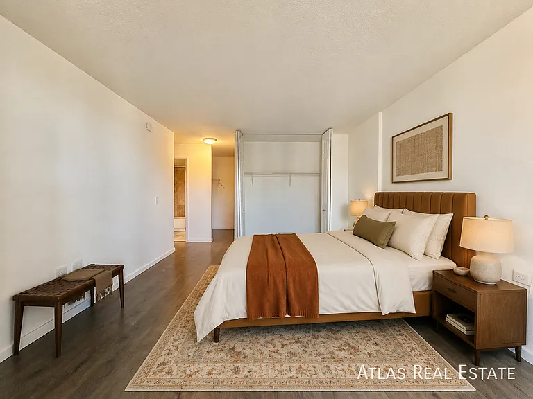 909 N Logan St — Photo 2