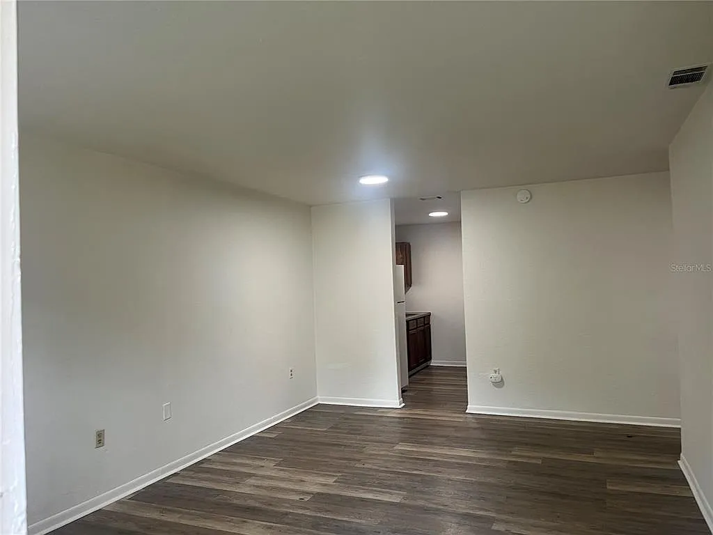 2 bed, 1.5 bath, 900 sqft, $1,300 — Photo 2