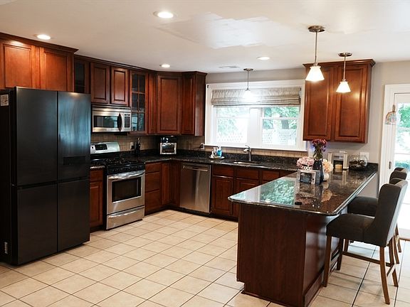 2nd image of 14 Patterson St