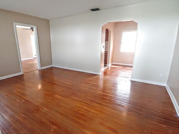 3rd image of 3701 Poplar St NE