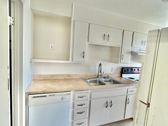 3rd image of 1010 E Maryland Ave APT 10
