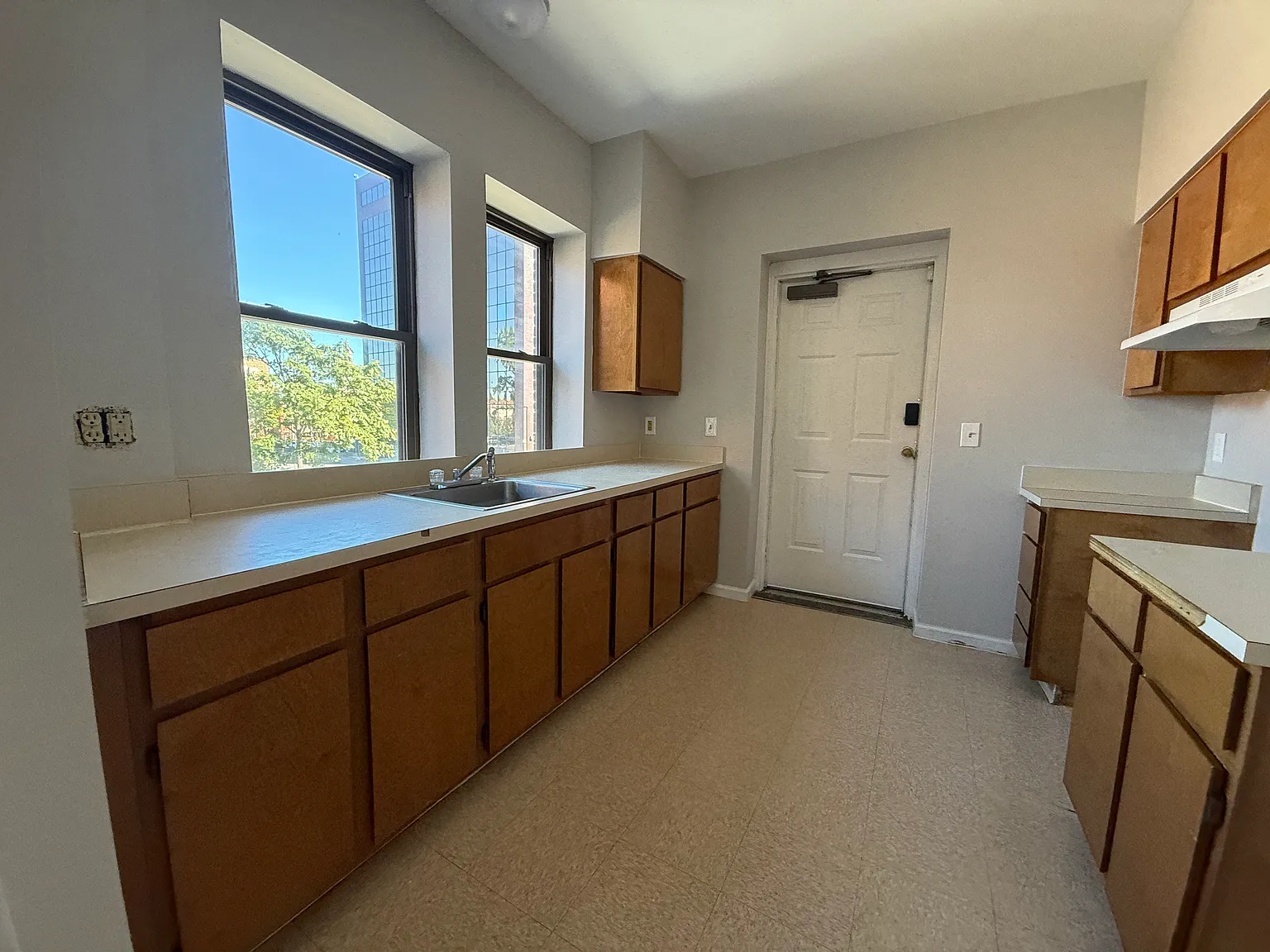3 bed, 1000 sqft, $1,990 — Photo 4