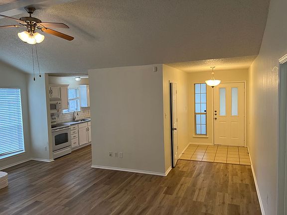 3rd image of 1204 Cardinal Oaks Dr