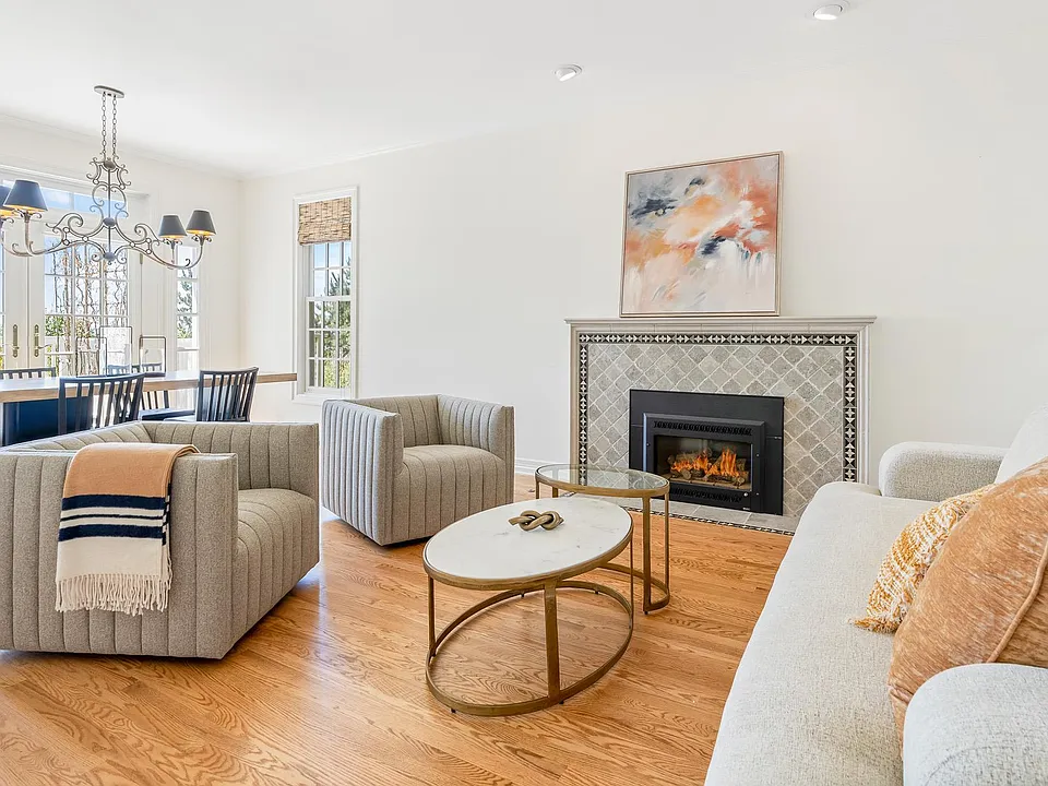 9021 NW Bartholomew Dr