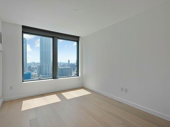 4th image of 3 Court Sq #1609