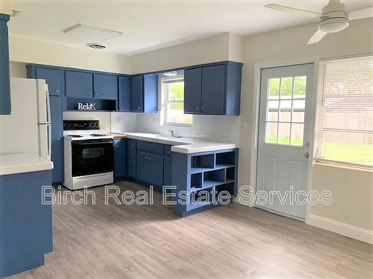 1406 Lemon St — Photo 5