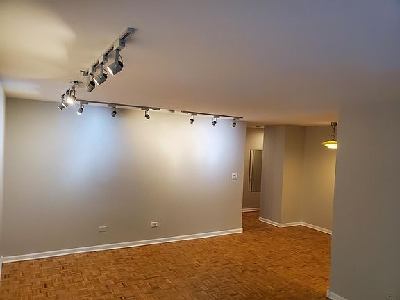 3rd image of 539 W Stratford Pl