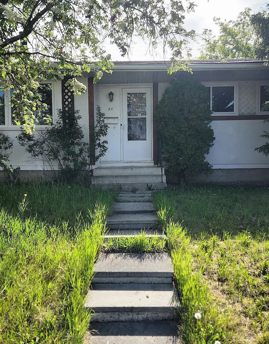 Clean and Spacious 3+1 Bedroom, 2-Bath House in Penbrooke Meadows — Photo 1