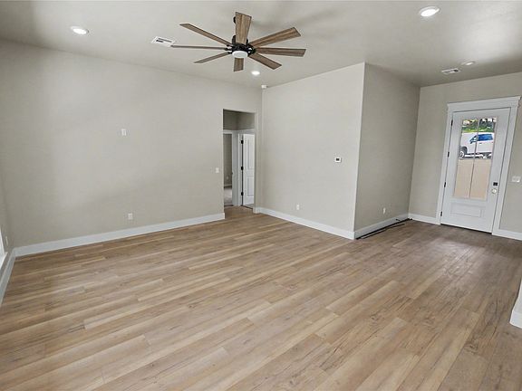 4th image of 685 Woodlands Dr