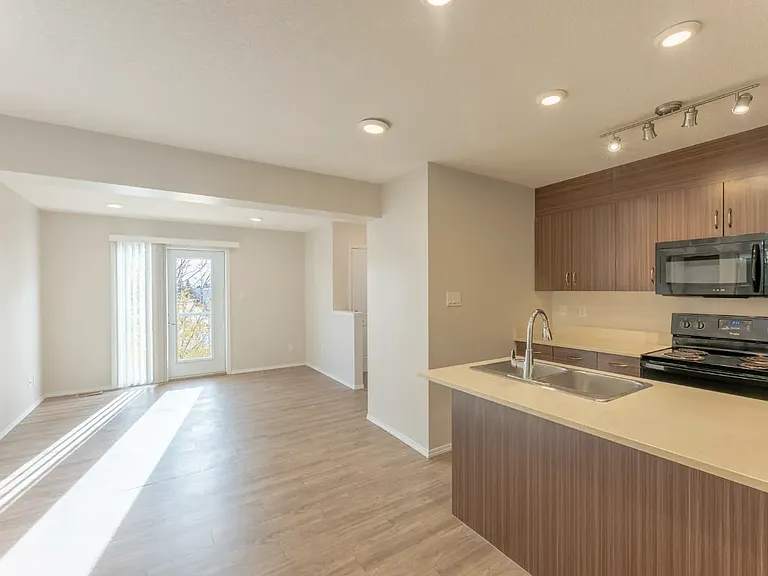 7 Bayside Pl #103 — Photo 8