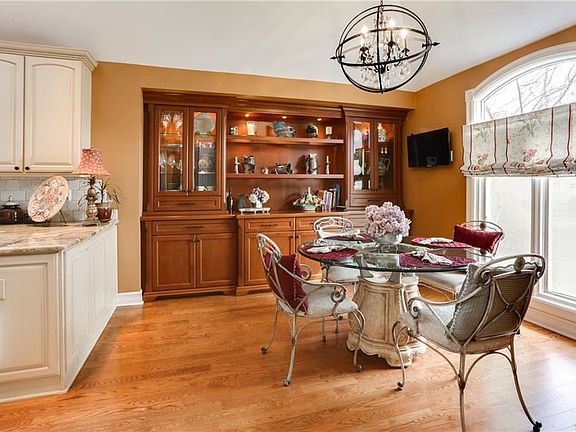 5th image of 178 Summer Hill Ln