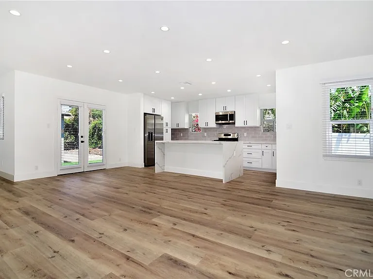 6363 Darby Ave — Photo 2