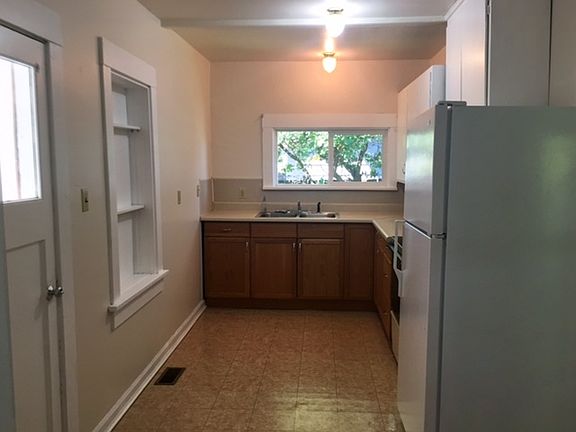 5th image of 2918 E Bridgeport Ave