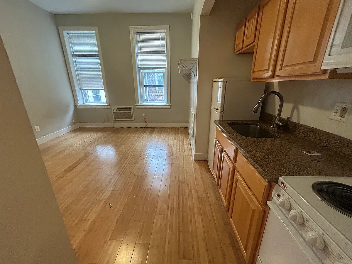 Studio, 240 sqft, $890 — Photo 3