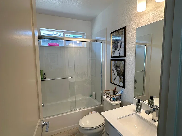 Full bathroom (3rd floor)