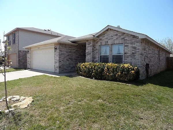 3 bed, 2.0 bath, 1584 sqft, $2,075 — Photo 2