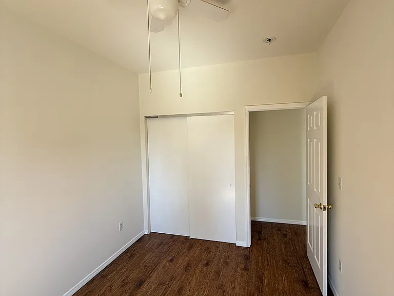 Carlton Way Apartments — Photo 7