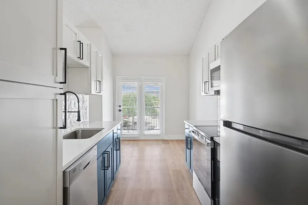 2 bed, 912 sqft, $1,461 — Photo 3