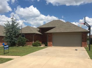 537 E Forest Ln, Mustang, OK 73064
