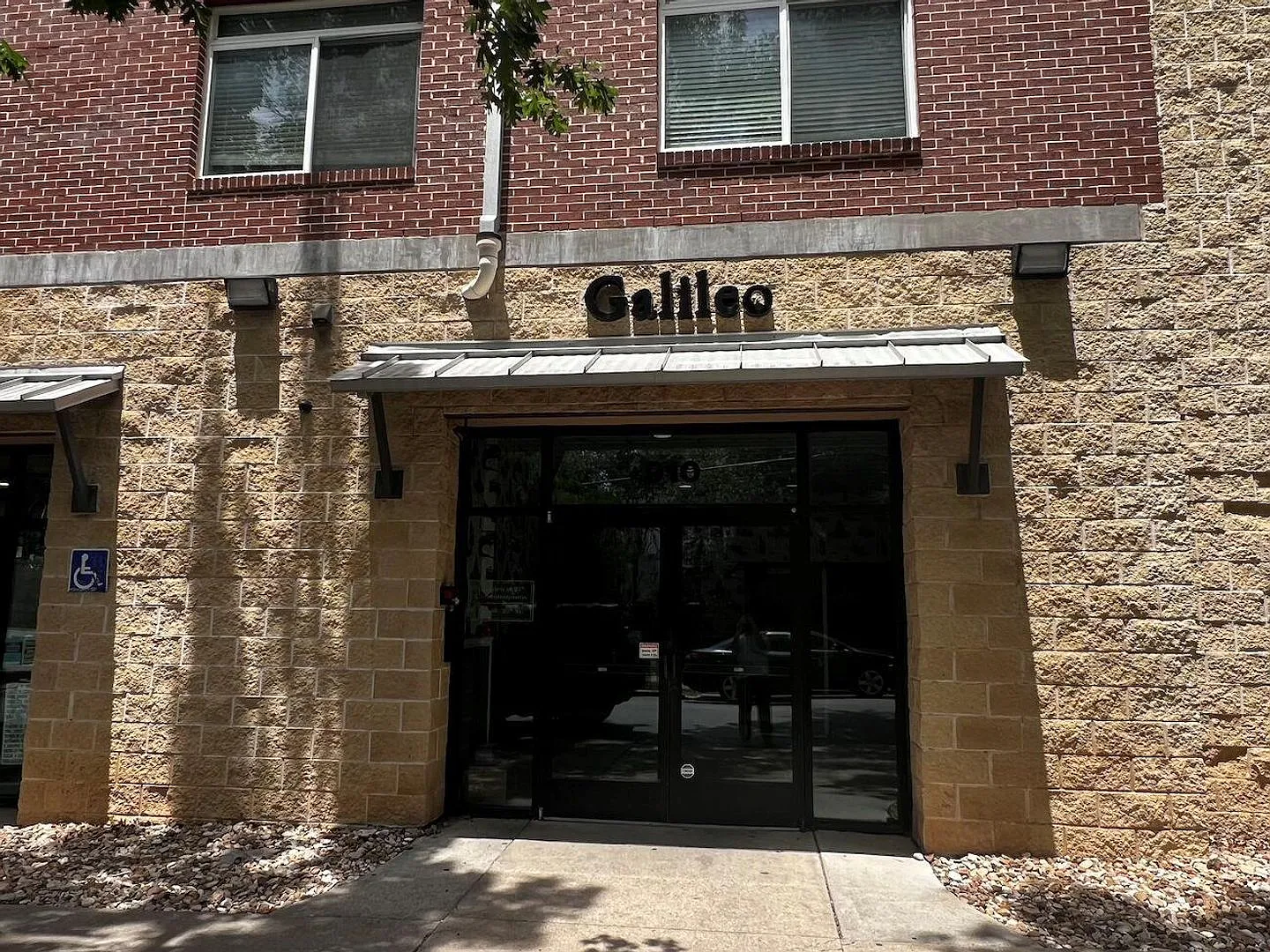 Welcome to Galileo on 25th! Enjoy comfortable urban living in this vibrant campus area residence. — Photo 4