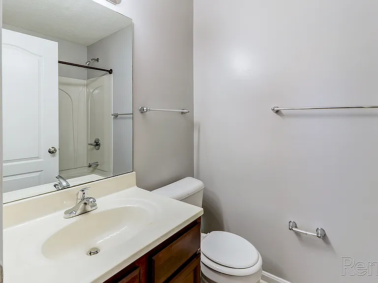 Crossroads Apartments — Photo 22