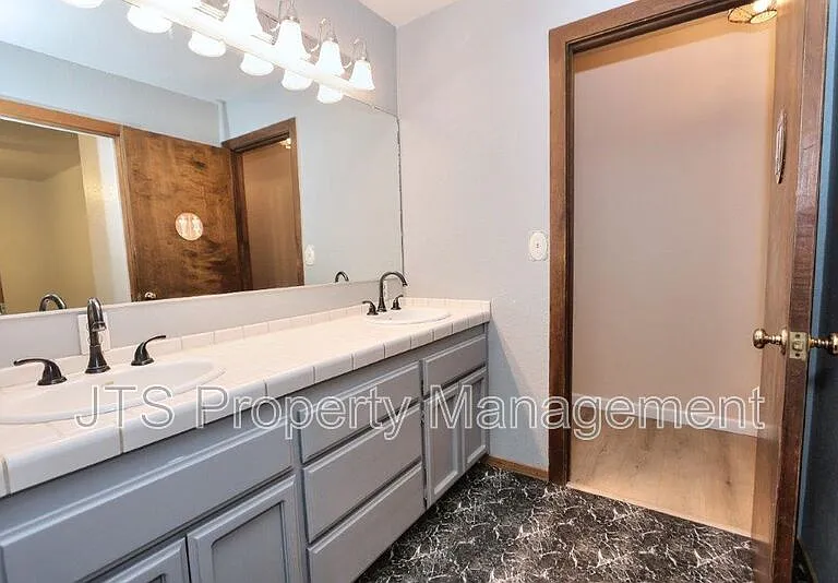 2812 Centennial Ct — Photo 36