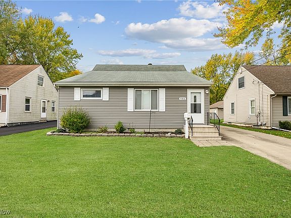 2nd image of 986 Warwick Dr