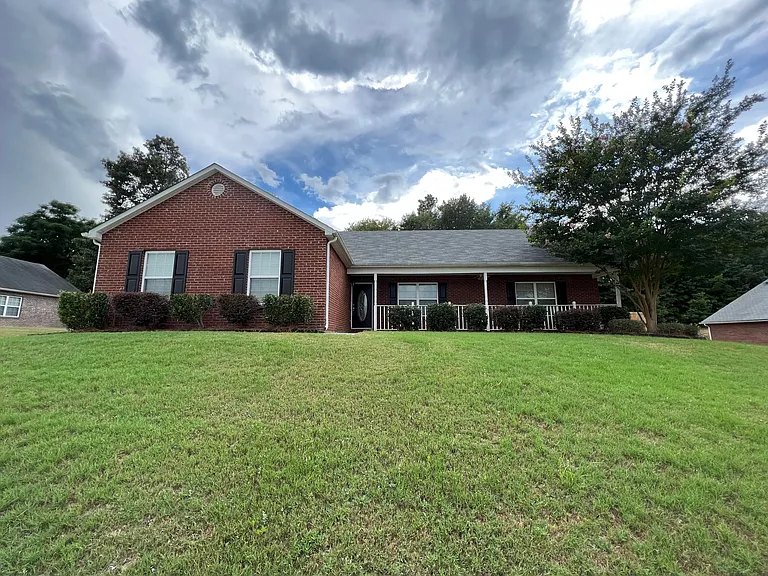 707 Porter Ln — Photo 2