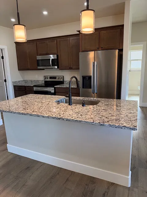 3 bed, 1405 sqft, $2,400 — Photo 3