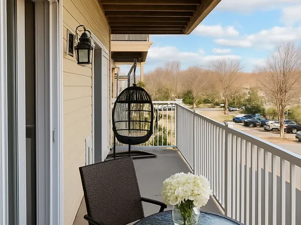 34 Schoolhouse Drive #208, West Hartford, CT 06110