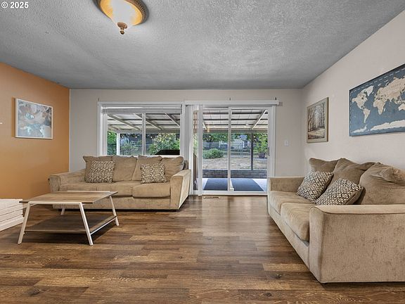 4th image of 1020 SE 36th St